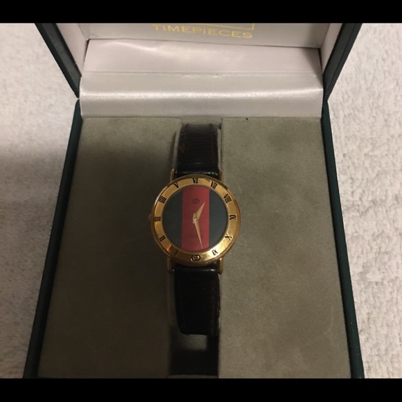 Woman Gucci Watch - Picture 8 of 11